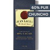Verpackung der Juan Laura Schokolade mit 60% Chuncho Kakao. Elegantes Design in Dunkelblau mit goldenen Akzenten und dem markanten Siegel “The Chocolate Farmer”. Perfekt für Genießer milder und fruchtiger Schokoladen.